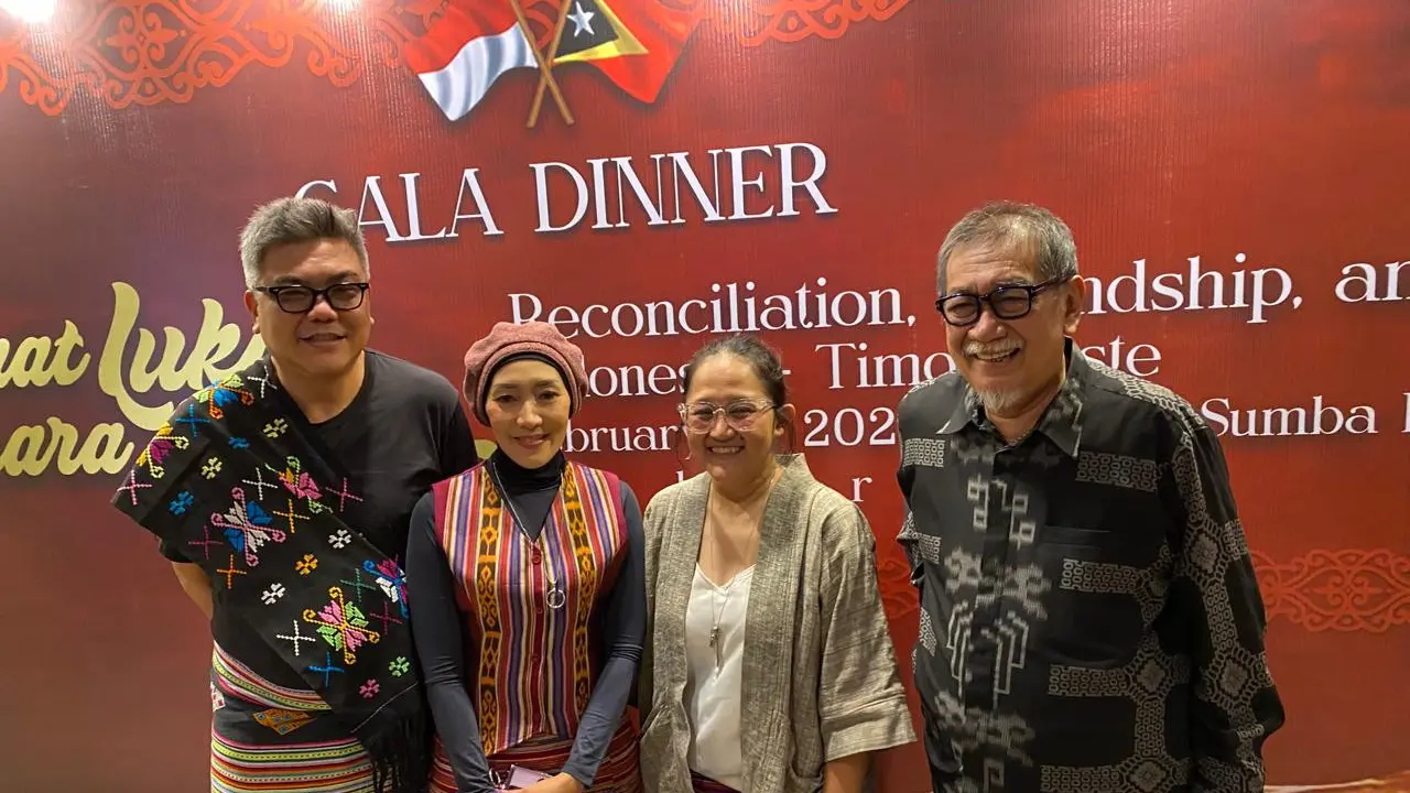 Deddy Mizwar bersama produser film Saat Luka Bicara Cinta.