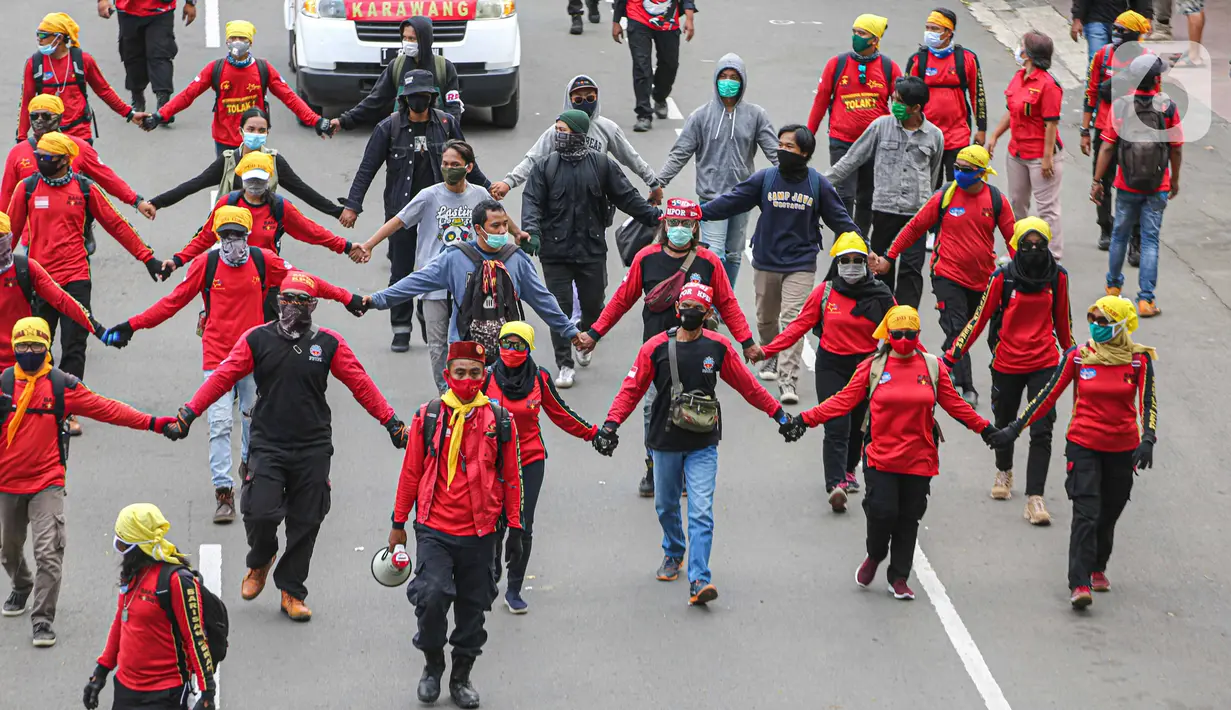 Massa dari berbagai elemen buruh berunjuk rasa di kawasan Patung Kuda, Jakarta, Kamis (22/10/2020). Dalam aksi yang digelar bertepatan dengan setahun pemerintahan Presiden Joko Widodo-Wapres Ma'ruf Amin itu massa meminta dikeluarkannya Perppu pencabutan UU Cipta Kerja. (Liputan6.com/Faizal Fanani)