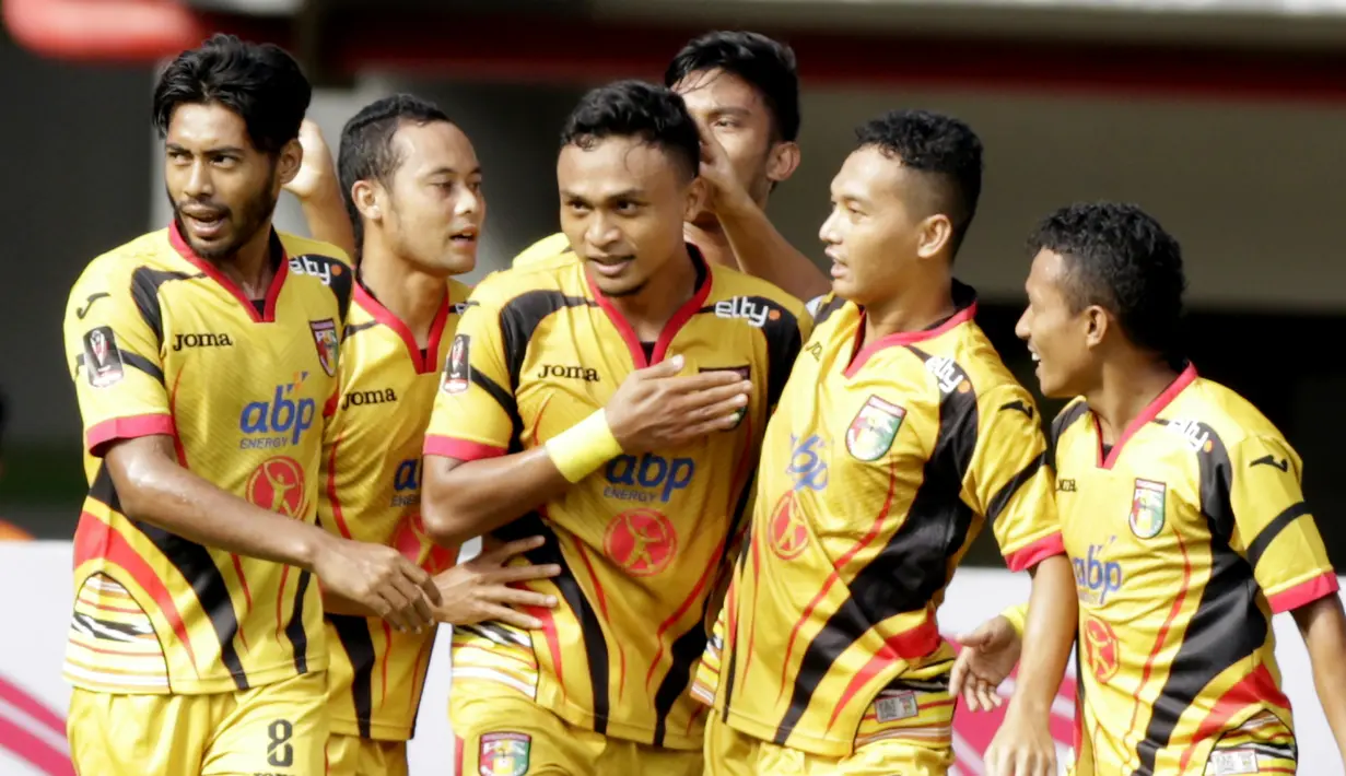 Para pemain Mitra Kukar merayakan gol yang dicetak oleh Achmad Faris ke gawang Bhayangkara FC pada laga Piala Presiden 2019 di Stadion Patriot, Jawa Barat, Senin (11/3). (Bola.com/M Iqbal Ichsan)