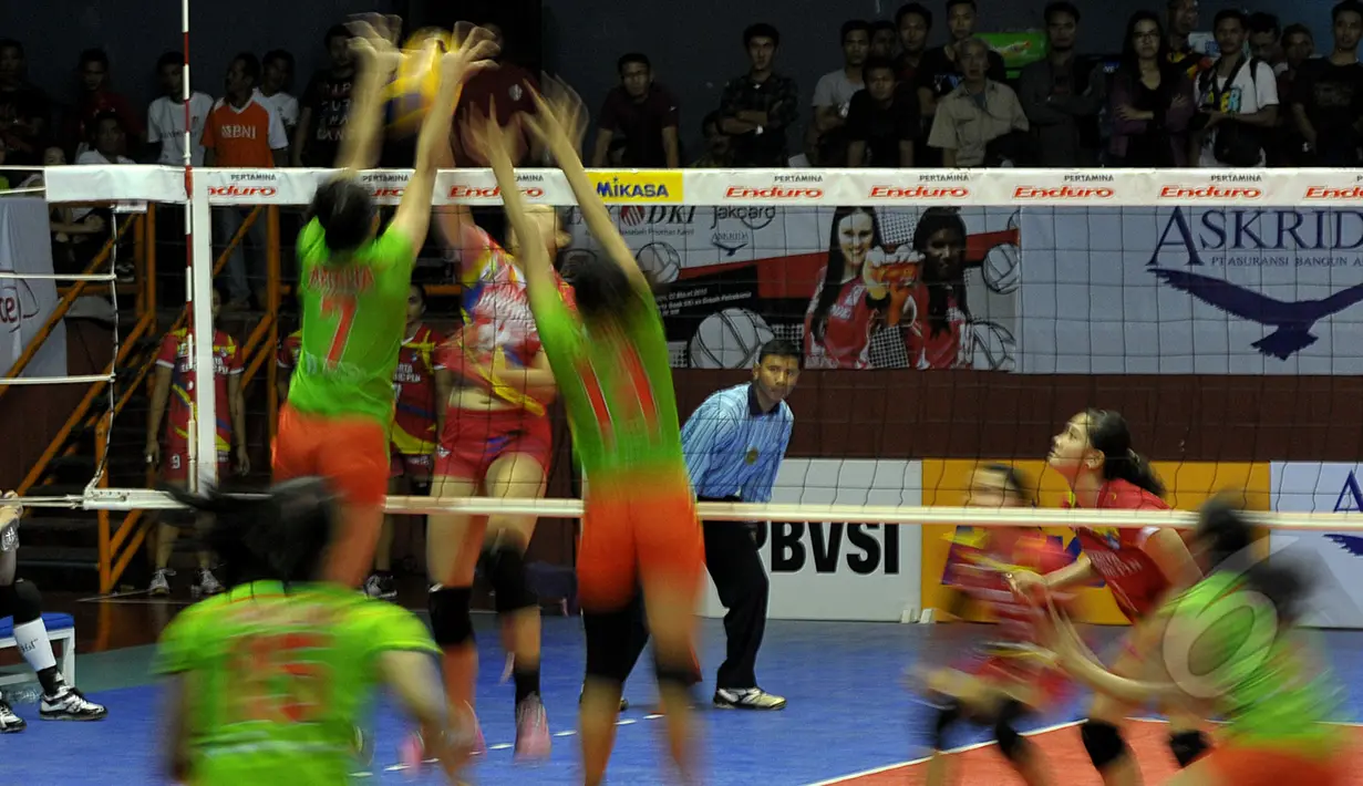 Dua Pevoli putri Jakarta Pertamina Energi mencoba menahan smesh pemain Jakarta Electric PLN di Pertamina Proliga 2015, di Hall A Senayan, Jakarta, Minggu (21/3/2015). (Liputan6.com/Johan Tallo)