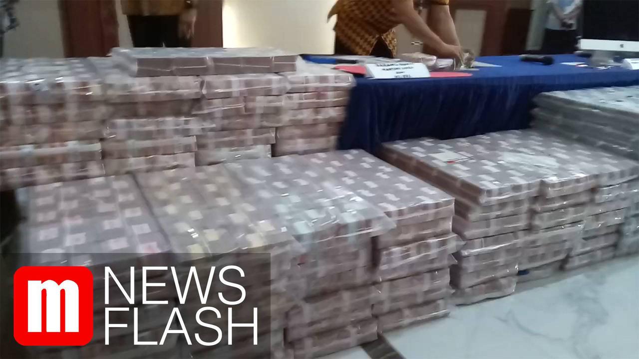 VIDEO: Polisi Pamerkan Rp122 Miliar Uang Sitaan Kasus Investasi Ilegal MeMiles