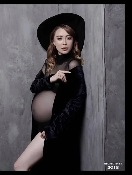 "9 bulan rasa sakit, Tetapi seumur hidup keuntungan. 9 Bulan sakit, Tapi seumur hidup bahagia. 9 bulan kehamilan, Awal dari warisan Anda," tulisnya dalam salah satu keterangan foto. (Instagram/moa_aeim)