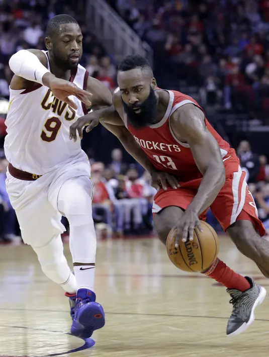 Pemain Houston Rockets, James Harden (kanan) menggiring bola melewati adangan pemain Cavaliers, Dwyane Wade pada laga NBA basketball game di Toyota Center, Houtson, (9/11/2017). Houtson menang  atas Cavs 117-113. (AP/Michael Wyke)