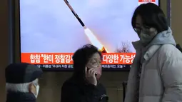 Layar TV menunjukkan gambar file peluncuran rudal Korea Utara selama siaran program berita di Stasiun Kereta Api Seoul di Seoul, Korea Selatan, Jumat (24/2/2023). Korea Utara menembakkan empat rudal jelajah strategis ke laut. (AP Photo/Ahn Young-joon)
