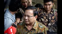 Ketum Partai Gerindra, Prabowo Subianto mengaku kedatangannya untuk bersilaturahmi dengan Jokowi di Istana Bogor, Kamis (29/1/2015). (Liputan6.com/Faizal Fanani)