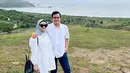 Tampil beda dalam balutan hijab, Jessica Anastasya banjir pujian dari warganet. Bintang sinetron lawas Eneng dan Kaos Kaki Ajaib ini makin anggun dan kalem saat kenakan hijab. Ini adalah postingan pertama Jessica Anastasya di feed Instagram setelah mantap kenakan hijab usai pulang jalani ibadah umrah pada Oktober 2022 lalu. (Liputan6.com/IG/@jessicaanastasya20)