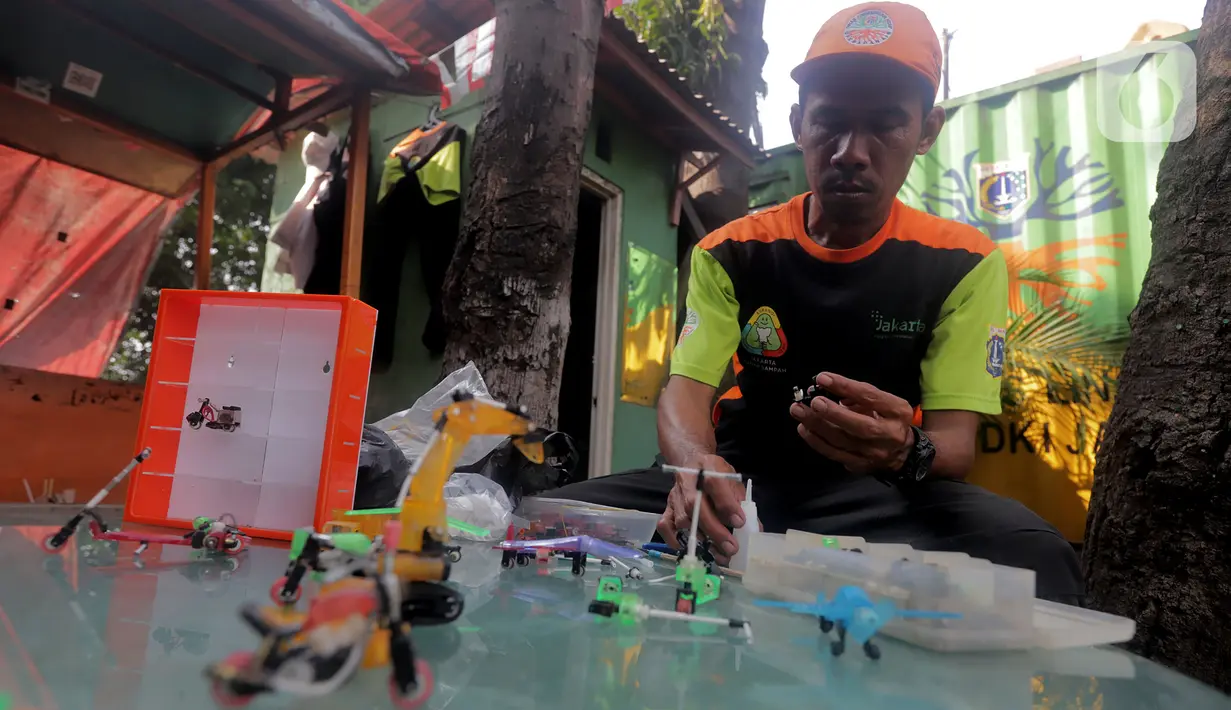 Ide dan keahlian tersebut ia dapat sendiri melalui media sosial. Dengan banyaknya sampah yang ada di sungai menjadi sebuah inspirasi untuk Bang Timan mengolah sampah tersebut. (Liputan6.com/Johan Tallo)