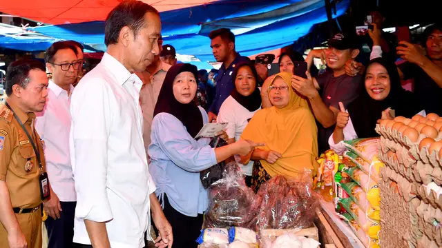 Presiden Jokowi Meninjau Langsung Kondisi Harga Bahan Pangan di Pasar Tanjung Bungur, Jambi (Biro Pers, Media, dan Informasi Sekretariat Presiden)