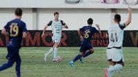 Aksi bek asal Brasil Paulo Ricardo saat Persija Jakarta bertandang ke markas Persita Tangerang dalam laga pekan ke-19 BRI Super League 2025/2026, Jumat (30/1/2026). (Dok. I.League)