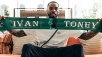 Setelah 4 musim membela Brentford, termasuk saat The Bees bermain di Championship pada 2020/2021, striker asal Inggris, Ivan Toney akhirnya hijrah ke klub Saudi Pro League Al Ahli pada awal musim 2024/2025. Ia dilepas dengan nilai transfer 40 juta euro (Rp685 miliar) dan mendapat gaji fantastis sebesar 400 ribu euro (Rp6,85 miliar) per pekan alias naik 20 kali lipat dibandingkan saat berseragam Brentford. (ALAHLI_FCEN)