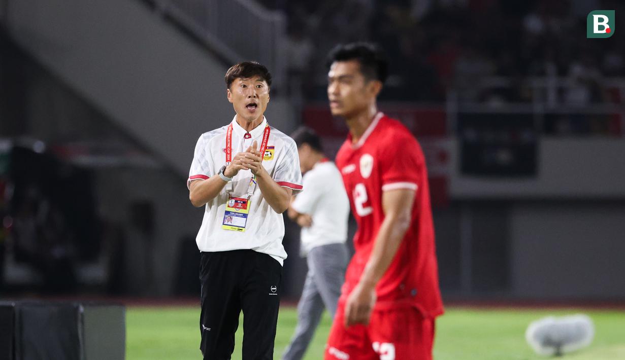 <p>Pelatih Laos,&nbsp;Hyeokjun Ha memberikan instruksi pada laga lanjutan Grup B Piala AFF 2024 melawan Timnas Indonesia di Stadion Manahan, Solo, Jawa Tengah, Kamis (12/12/2024). (Bola.com/Abdul Aziz)</p>