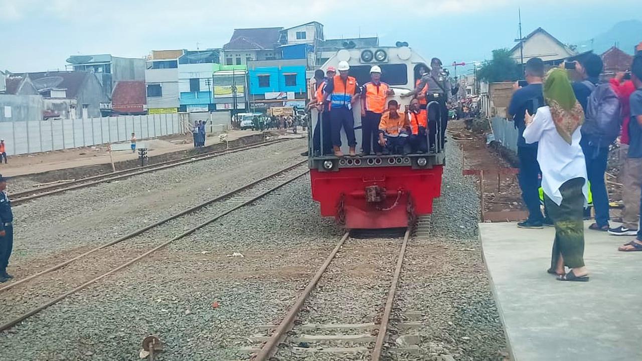 Ratusan masyarakat Garut, langsung menyemut saat lokomotif uji coba tanpa gerbong tiba di Stasiun Garut dengan selamat