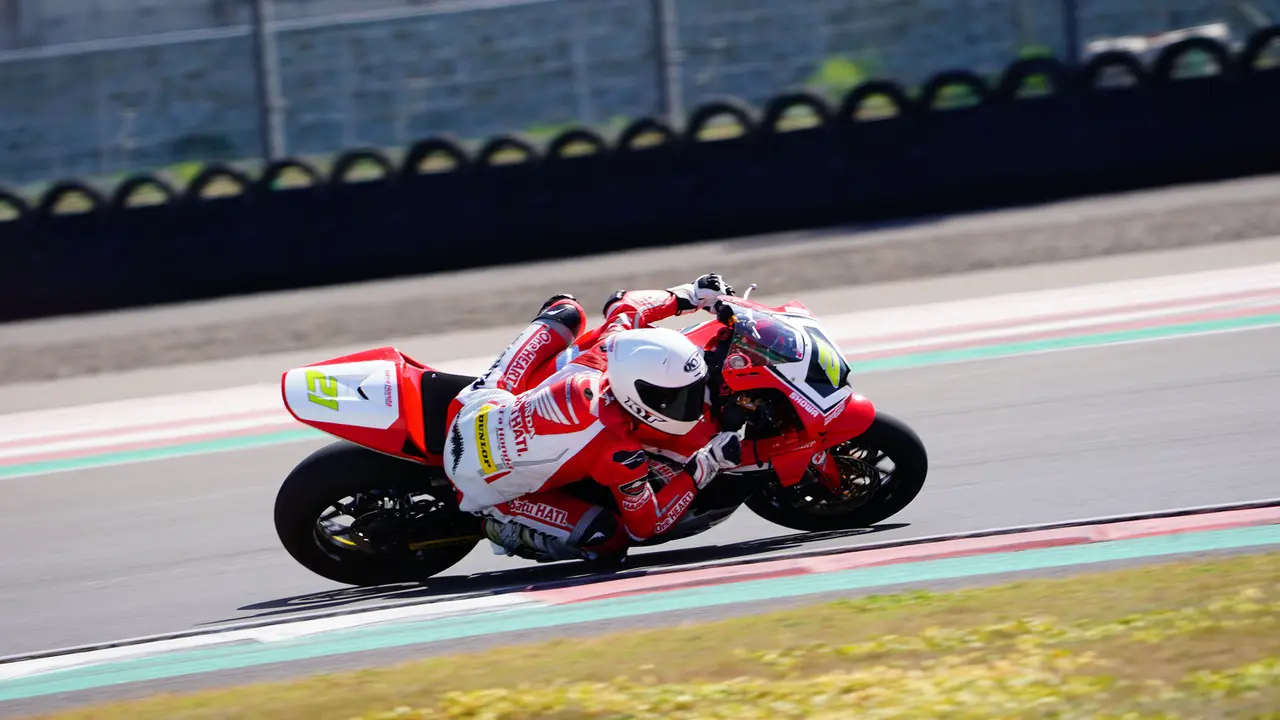 Foto: Herjun Atna Firdaus Kembali Juara Kelas AP250 pada Race Kedua ARRC Mandalika 2023, Pembalap Jepang Jawara di Kelas SS600