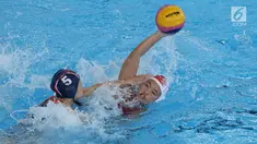 Pemain Polo Air Putri Indonesia, Febrika Indirawati (kanan) berebut bola dengan pemain Hong Kong, NG Wai Yiu saat laga penyisihan grup A Asian Games 2018, Jakarta, Jumat (17/8). Indonesia unggul tipis 9-8. (Liputan6.com/Helmi Fithriansyah)
