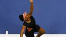 Petenis unggulan asal Amerika Serikat, Venus Williams bersiap melakukan pukulan ke arah petenis muda, Sloane Stephens pada semifinal AS Terbuka 2017 di New York, Kamis (7/9). Venus kalah setelah bertarung selama 2 jam 7 menit. (AP Photo/Julio Cortez)