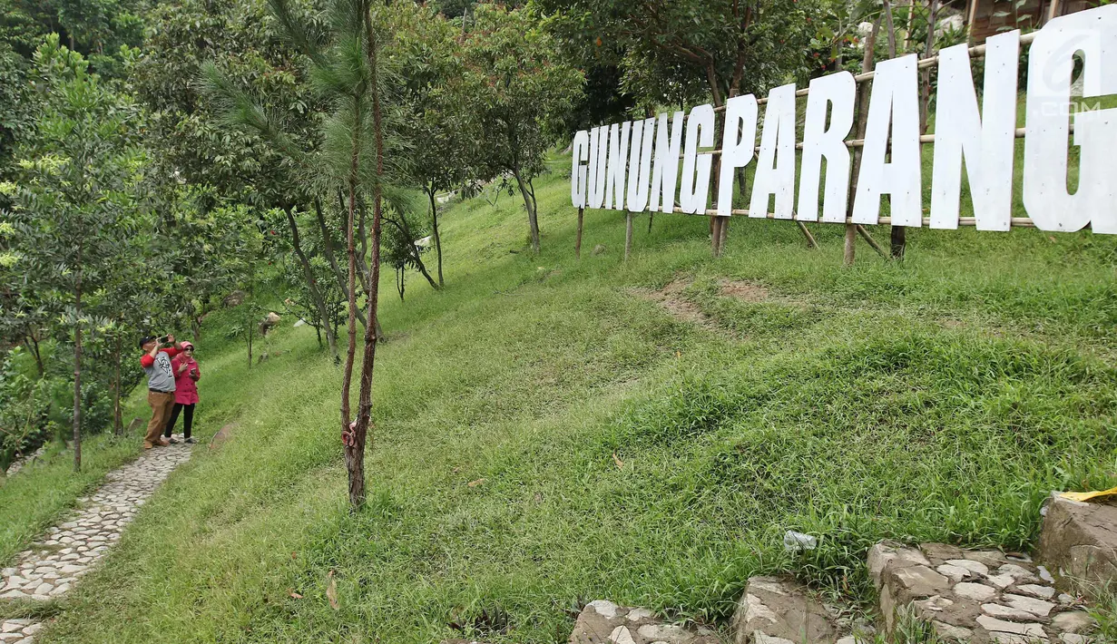 Wisatawan saat memasuki tempat wisata Gunung Parang di Kabupaten Purwakarta, Jawa Barat, Minggu (17/12). Gunung Parang adalah "The Park" atau "The Mekkah" panjat tebing di Indonesia. (Liputan6.com/Herman Zakharia)