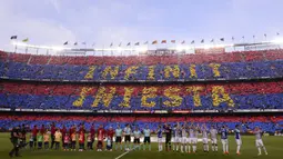 Suporter Barcelona membentuk koreografi perpisahan untuk Andres Iniesta saat melawan Real Sociedad pada laga La Liga Spanyol di Stadion Camp Nou, Barcelona, Minggu (20/5/2018). Dirinya berpisah dengan klub yang 22 tahun telah dibela. (AFP/Josep Lago)