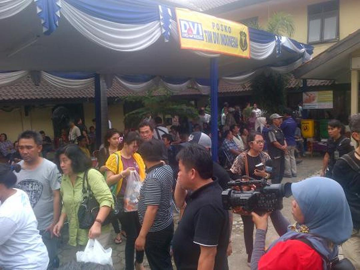 Tampak wartawan dengan duduk menunggu proses identifikasi korban Sukho 