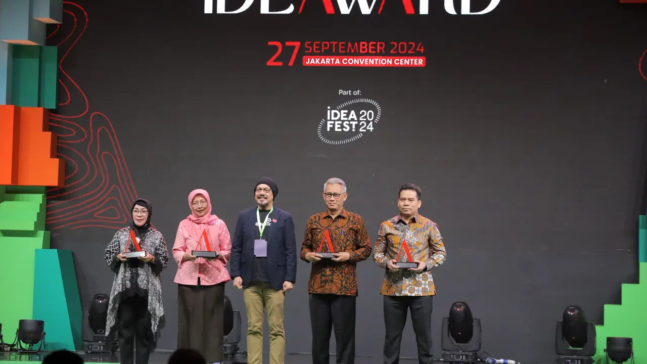 Kepala Dinas (Kadis) Komunikasi dan Informatika (Kominfo) Tb. Asep Nurdin menerima penghargaan Idea Award di JCC Jakarta. (Istimewa)