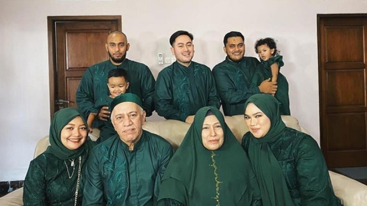 Nassar dan keluarga besarnya