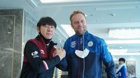 Pelatih Thailand U-23 Alexandre Polking dengan pelatih Timnas Indonesia U-23 Shin Tae-yong terjadi seusai konferensi pers Timnas Indonesia U-23 sebelum melawan Thailand di Nam Cuong Hotel, Nam Dinh, Rabu (18/5/2022) siang waktu setempat. (Bola.com/Muhammad Adiyaksa)