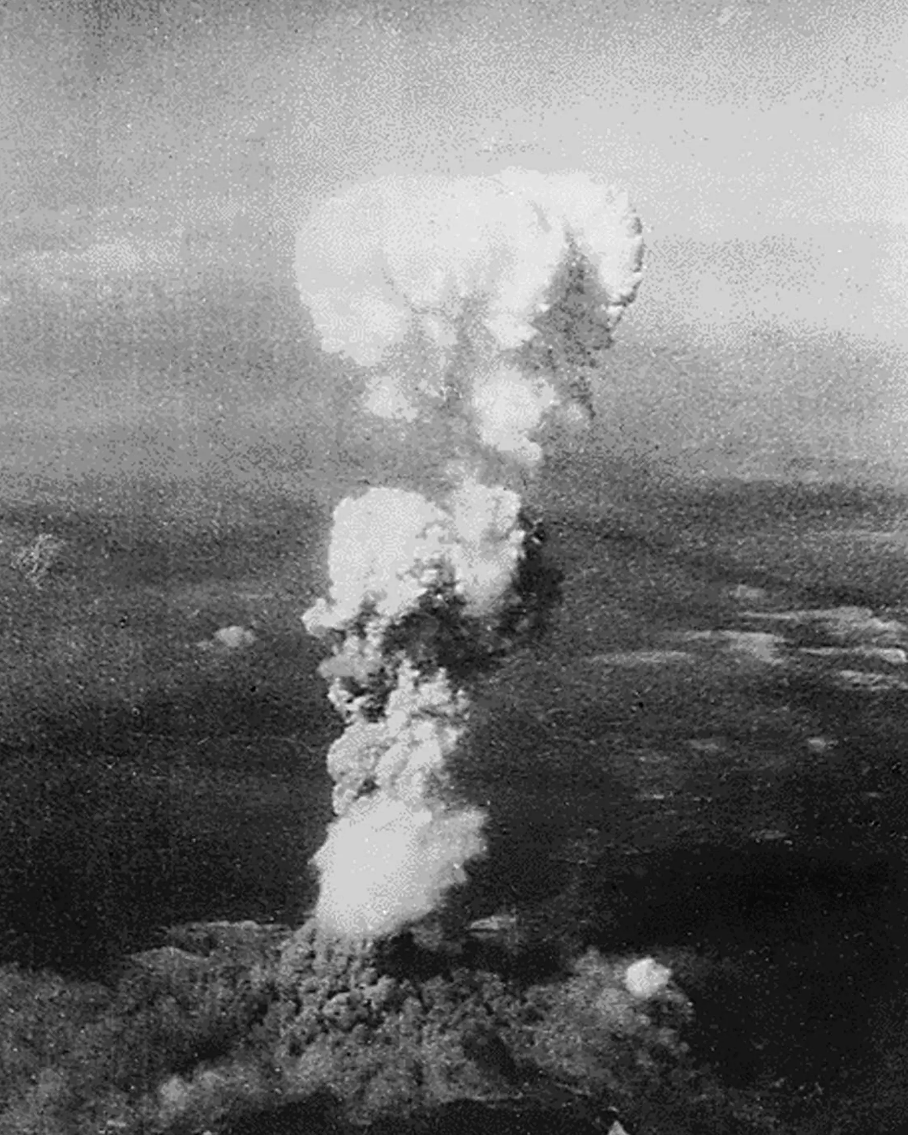 Asap mengepul 20 ribu kaki di atas Kota Hiroshima setelah bom atom pertama dijatuhkan oleh Angkatan Udara AS B-29 pada 06 Agustus 1945. Serangan bom atom AS menewaskan 140.000 orang di Hiroshima dan 70.000 lebih di Nagasaki. (AFP PHOTO / Arsip Nasional)