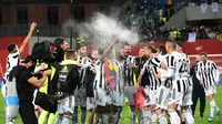 Para pemain Juventus merayakan keberhasilan mereka meraih gelar juara Coppa Italia 2020/2021 setelah menang 2-1 atas Atalanta dalam laga final yang digelar di Stadion Mapei, Kamis (20/5/2021) dini hari WIB. (MIGUEL MEDINA / AFP)