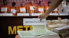 Barang bukti kasus tindak pidana pemalsuan materai dan pencucian uang dihadirkan saat rilis di Polda Metro Jaya, Jakarta, Rabu (20/3). Subdit 3 Sumdaling Ditreskrimsus Polda Metro Jaya menangkap sembilan tersangka. (Liputan6.com/Faizal Fanani)