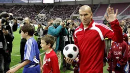 Zinedine Zidane saat bermain di laga amal di di Stadion Jenewa,Jenewa, Swiss (21/04/2008).  Yayasan 4-4-2 ini bertujuan mengumpulkan uang untuk membantu anak-anak kurang beruntung belajar bermain sepak bola . (EPA/Laurent Gillieron)