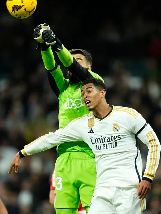 Granada sendiri kesulitan membalas gol Brahim Diaz ini. Sepanjang babak pertama nyaris tak ada peluang berbahaya yang bisa diciptakan oleh Granada ke gawang Real Madrid. (AP Photo/Jose Breton)