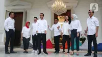 Presiden Joko Widodo (ketiga kiri) usai mengenalkan staf khusus di halaman Istana Merdeka, Jakarta, Kamis (21/11/2019). Staf khusus baru dari kalangan milenial yakni CEO Amartha Andi Taufan Garuda Putra, Perumus Gerakan Sabang Merauke Ayu Kartika Dewi. (Liputan6.com/Angga Yuniar)