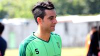 Bek Persebaya, Otavio Dutra. (Bola.com/Aditya Wany)