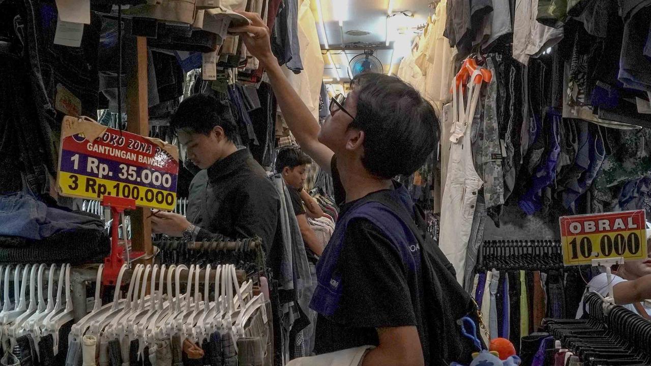 FOTO: Larangan Impor Pakaian Bekas Ilegal,  Pemerintah Dorong Pedagang Thrifting Beralih ke Produk Lokal