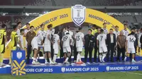Skuad Timnas Indonesia U-23 menerima medali peringkat kedua pada Piala AFF U-23 2025, di Stadion Utama Gelora Bung Karno, Selasa (29/7/2025). Skuad Garuda Muda kalah dari Vietnam di laga final. (Bola.com/Muhammad Iqbal Ichsan)