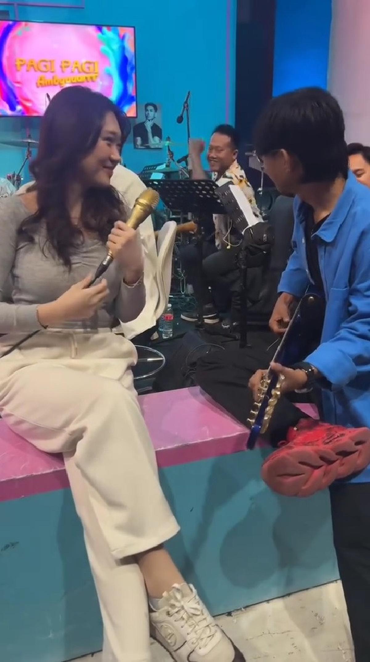 Skill Gitar Fajar Sadboy Bikin Livy Renata Terpesona dan Buat Netizen Kagum