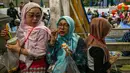 Di Masjid Muhammad Cheng Hoo Surabaya, umat Muslim bisa menikmati waktu berbuka puasa sambil menikmati keindahan arsitektur bangunan khas Tionghoa. (Juni KRISWANTO/AFP)