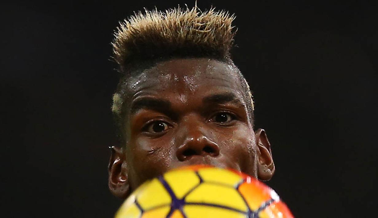 Ekspresi gelandang Juventus, Paul Pogba, saat mengontrol bola pada laga Serie A melawan Sampdoria di Stadion Luigi Ferraris, Minggu (10/1/2016). Juventus berhasil menang 2-1. (AFP/Marco Bertorello)
