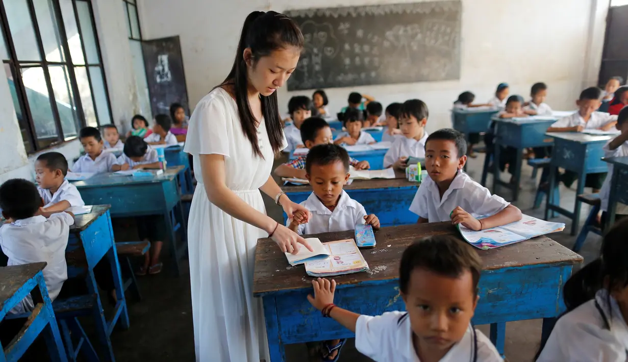 Seorang guru mengajarkan pelajaran bahasa Cina di sekolah di Namtit, kawasan pemberontak Wa di Myanmar pada 30 November 2016. Pada 2013 lalu, jumlah anggota Tentara Negara Persatuan WA mencapai lebih dari 30.000. (Reuters/Soe Zeya Tun)