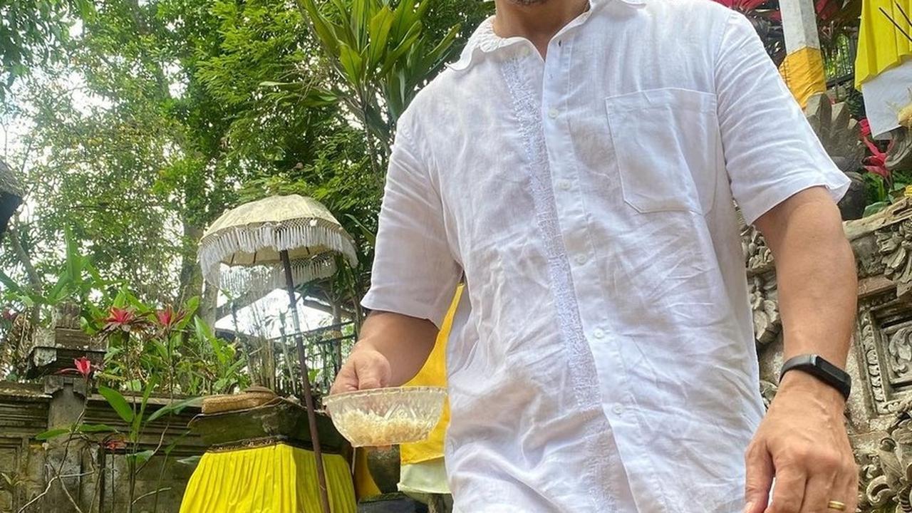 Tjok Gus, suami Happy Salma, adalah seorang pangeran dari Kerajaan Bali. Meskipun memiliki darah Australia, budaya Bali sangat melekat dalam dirinya sejak lahir.<br>