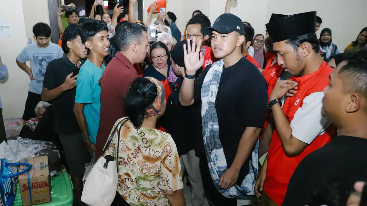 Ketua Umum DPP PSI, Kaesang Pangarep, turut memberikan bantuan kepada para pengungsi di GOR Pengadegan.