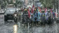 Ratusan warga Rembang dan Pati menembus hujan untuk menagih janji Ganjar Pranowo yang mengaku siap taat hukum, Rabu (7/12/2016)