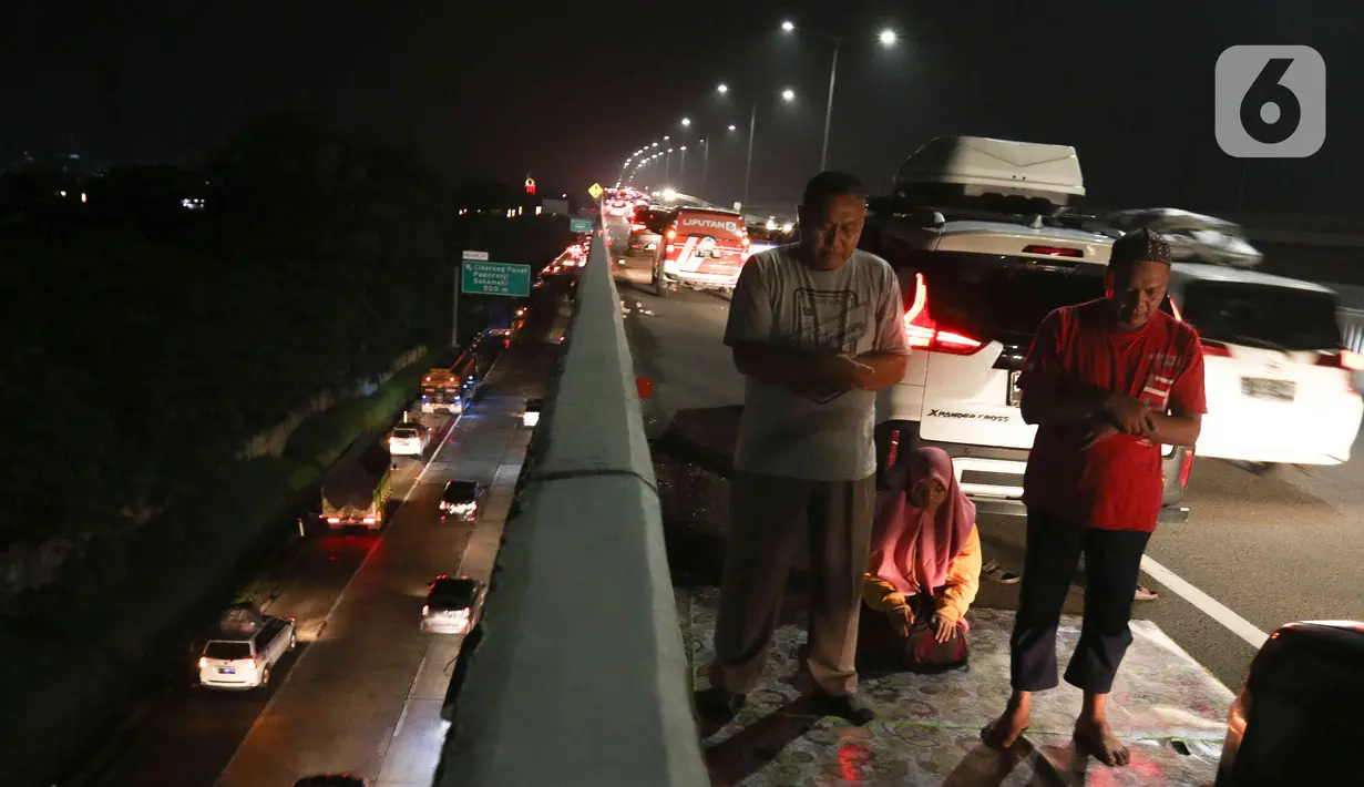 Bahu jalan juga tidak dapat digunakan untuk keperluan menaikkan atau menurunkan penumpang dan/atau barang. (Liputan6.com/Herman Zakharia)