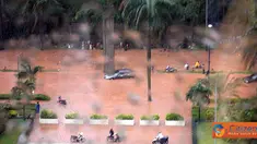 Citizen6, Jakarta: Mobil yang melintasi jalan Asia-Afrika Jakarta, banjir (Pengirim: Galih)
