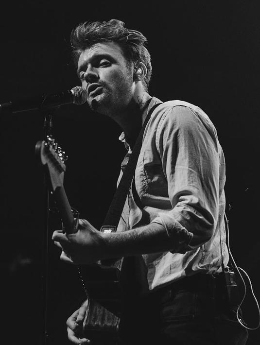 Penyanyi yang lahir pada 30 Juli 1997 ini merilis single pertamanya sebagai solois yang berjudul "New Girl" pada tahun 2016. (Liputan6.com/IG/@finneas)