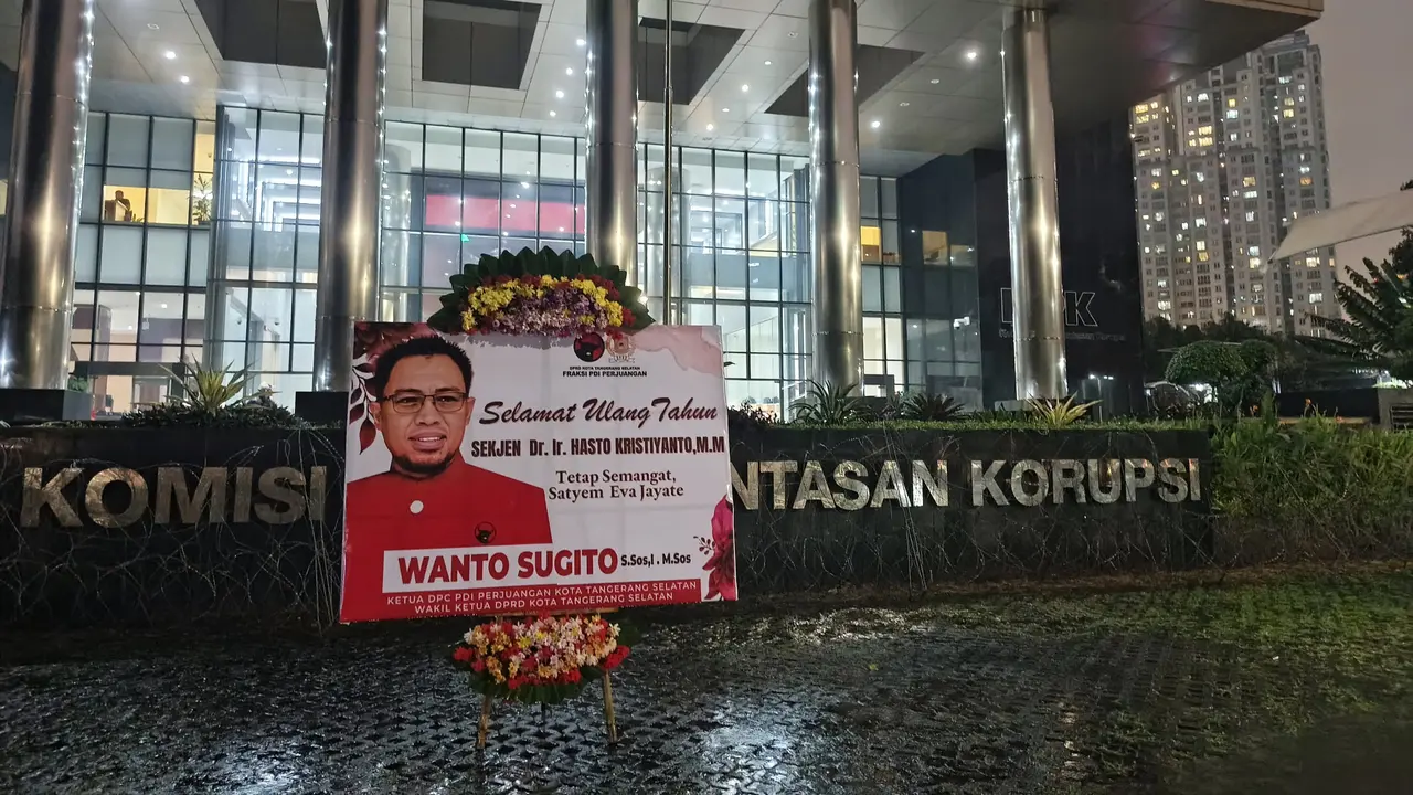 Sebuah karangan bunga ucapan selamat ulang tahun dari Ketua DPC PDI Perjuangan (PDIP) Kota Tangerang Selatan sekaligus Ketua Umum REPDEM, Wanto Sugito, terlihat terpasang di depan Gedung Komisi Pemberantasan Korupsi (KPK)