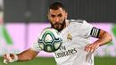 6. Karim Benzema - Karim Benzema tampil brilian dan menjadi andalan lini depan Real Madrid pada musim ini. Pemain asal Prancis telah mencetak 21 gol dan delapan assist di La Liga. (AFP/Gabriel Bouys)