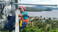 Ilustrasi: Seorang teknisi mengecek BTS 4G XL Axiata di Aceh (Foto: Corpcomm XL Axiata).