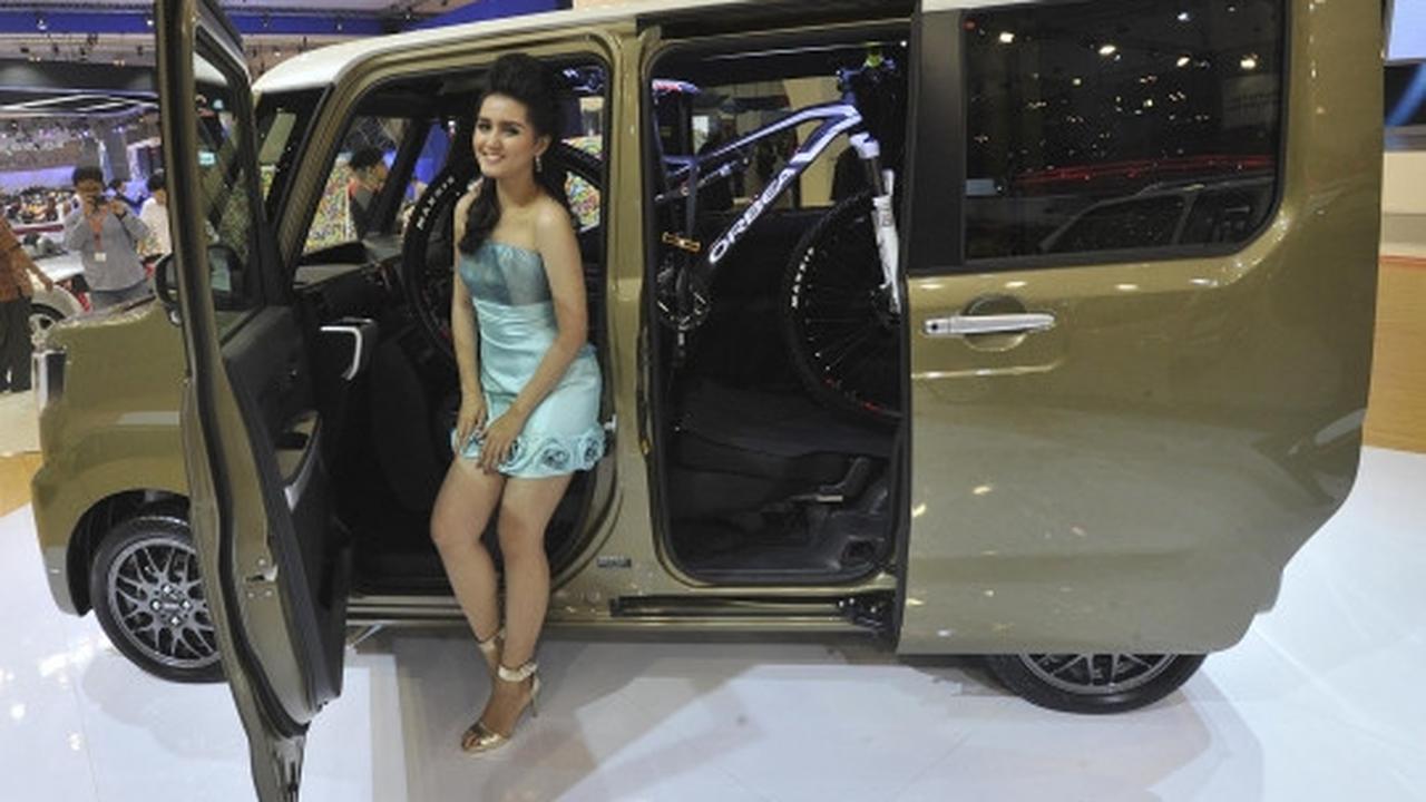 Aduhai model-model seksi hiasi pameran otomotif GIIAS 2015