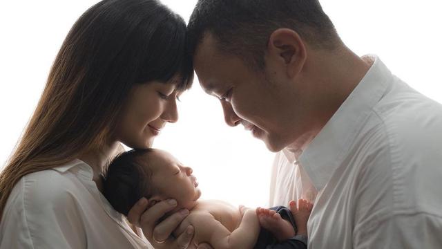 5 Pemotretan Keluarga Gilang Dirga dan Adiezty Fersa Bersama Buah Hati