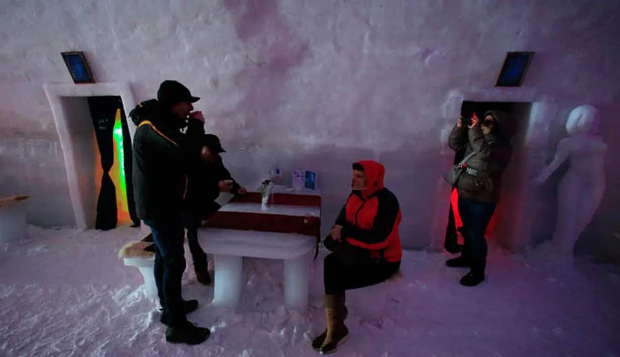 Sejumlah wisatawan saat menikmati salah satu ruangan di Hotel Es Balea Lac di kawasan Pegunungan Fagaras, Rumania, Kamis (29/1/2015). (REUTERS/Radu Sigheti) 